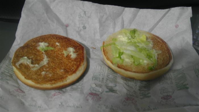 17 Disappointing Fast-Food Burger Fails 2130285671